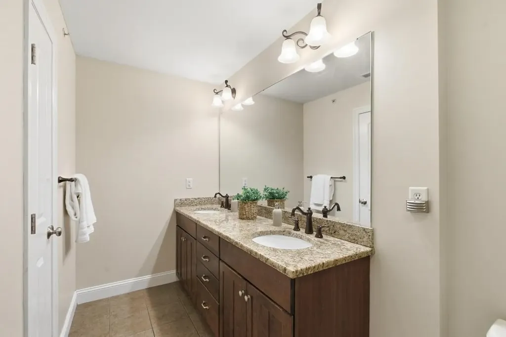 4 Aster Court Hudson NH 03051