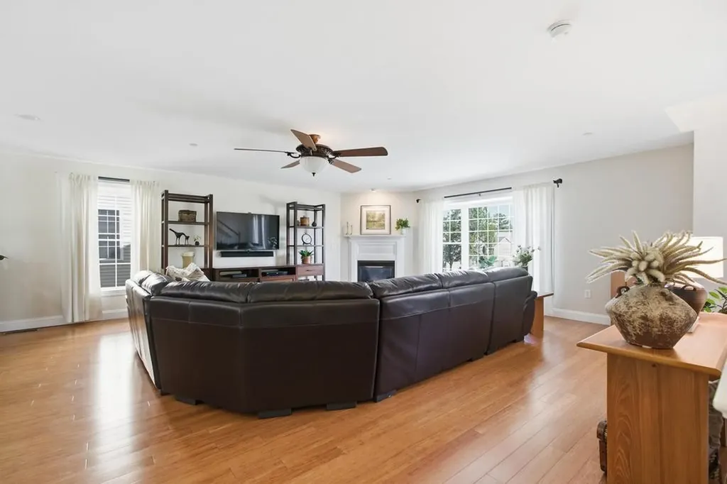 4 Aster Court Hudson NH 03051
