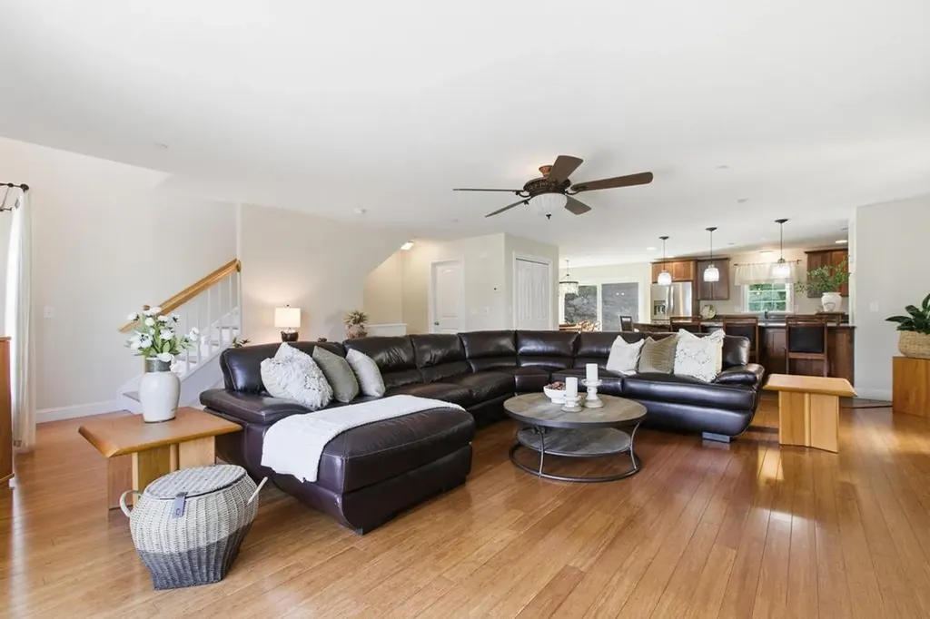 4 Aster Court Hudson NH 03051
