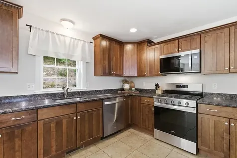 4 Aster Court Hudson NH 03051
