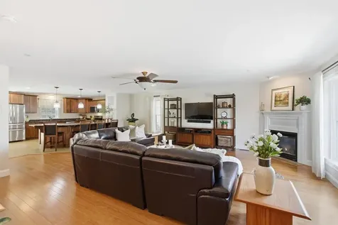 4 Aster Court Hudson NH 03051
