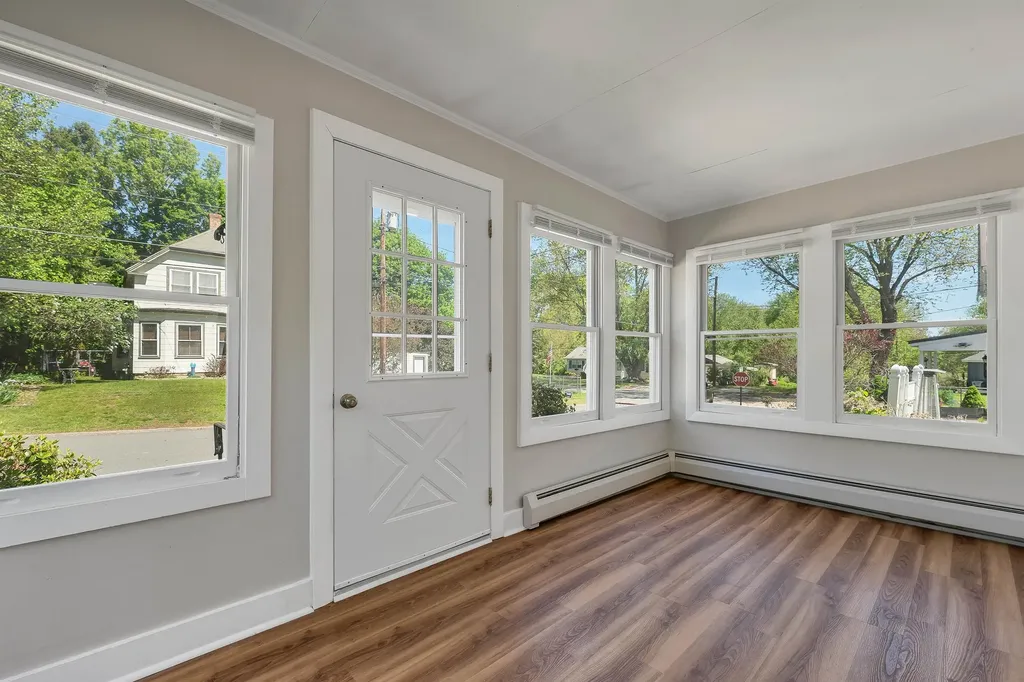 11 Grove Street Derry NH 03038