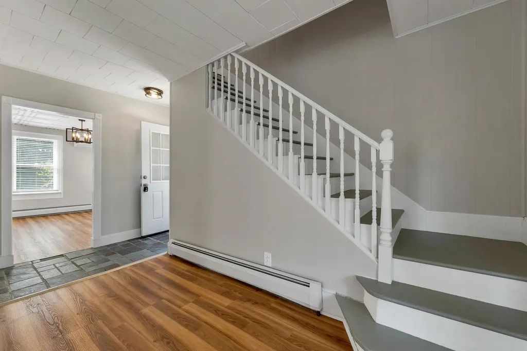 11 Grove Street Derry NH 03038