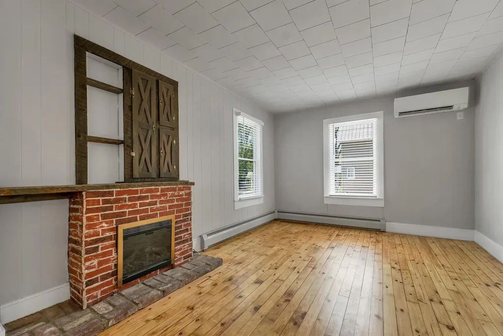 11 Grove Street Derry NH 03038
