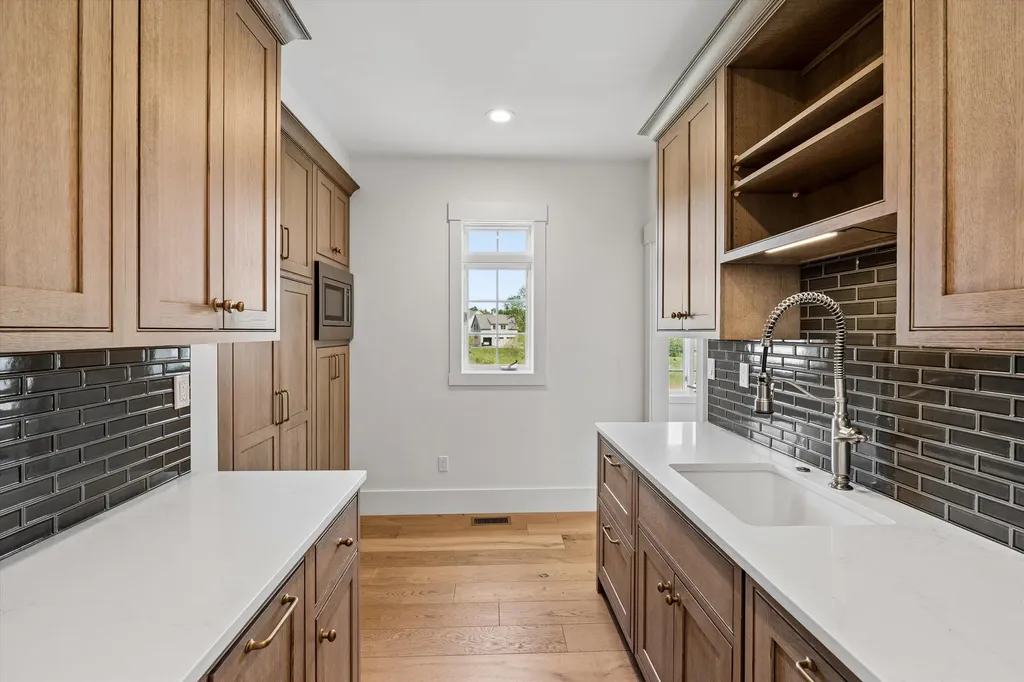 1 Cobtail Way Bedford NH 03110