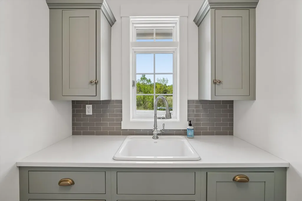 1 Cobtail Way Bedford NH 03110