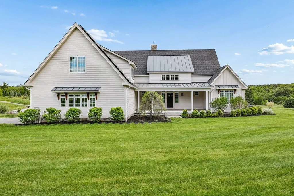1 Cobtail Way Bedford NH 03110