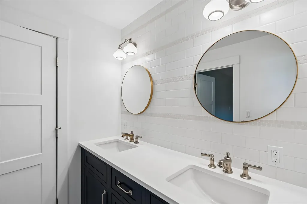 1 Cobtail Way Bedford NH 03110