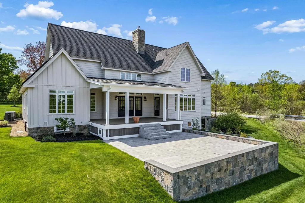1 Cobtail Way Bedford NH 03110