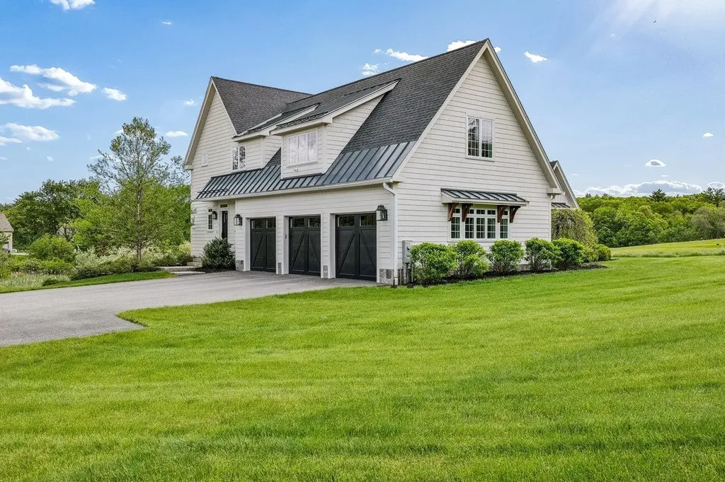 1 Cobtail Way Bedford NH 03110