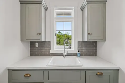 1 Cobtail Way Bedford NH 03110