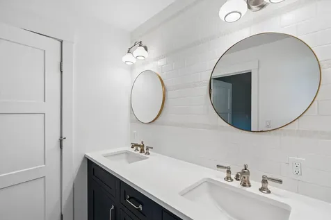 1 Cobtail Way Bedford NH 03110
