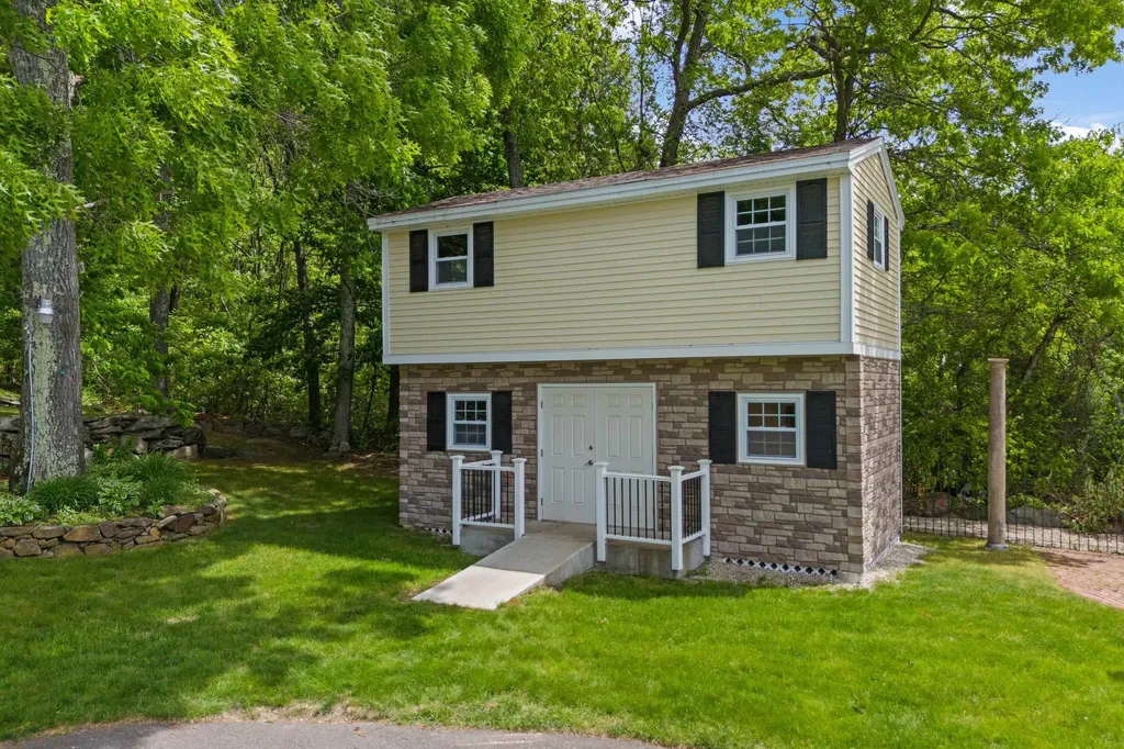 33 High Ridge Road Manchester NH 03104