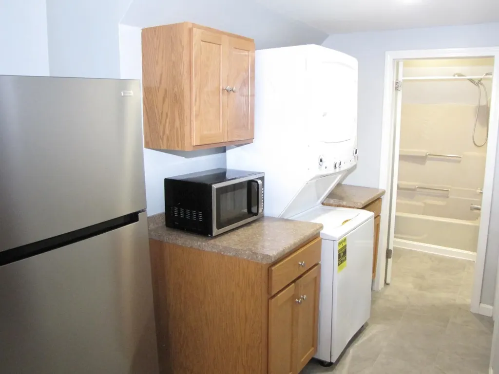 3 Mcilvin Street Manchester NH 03103
