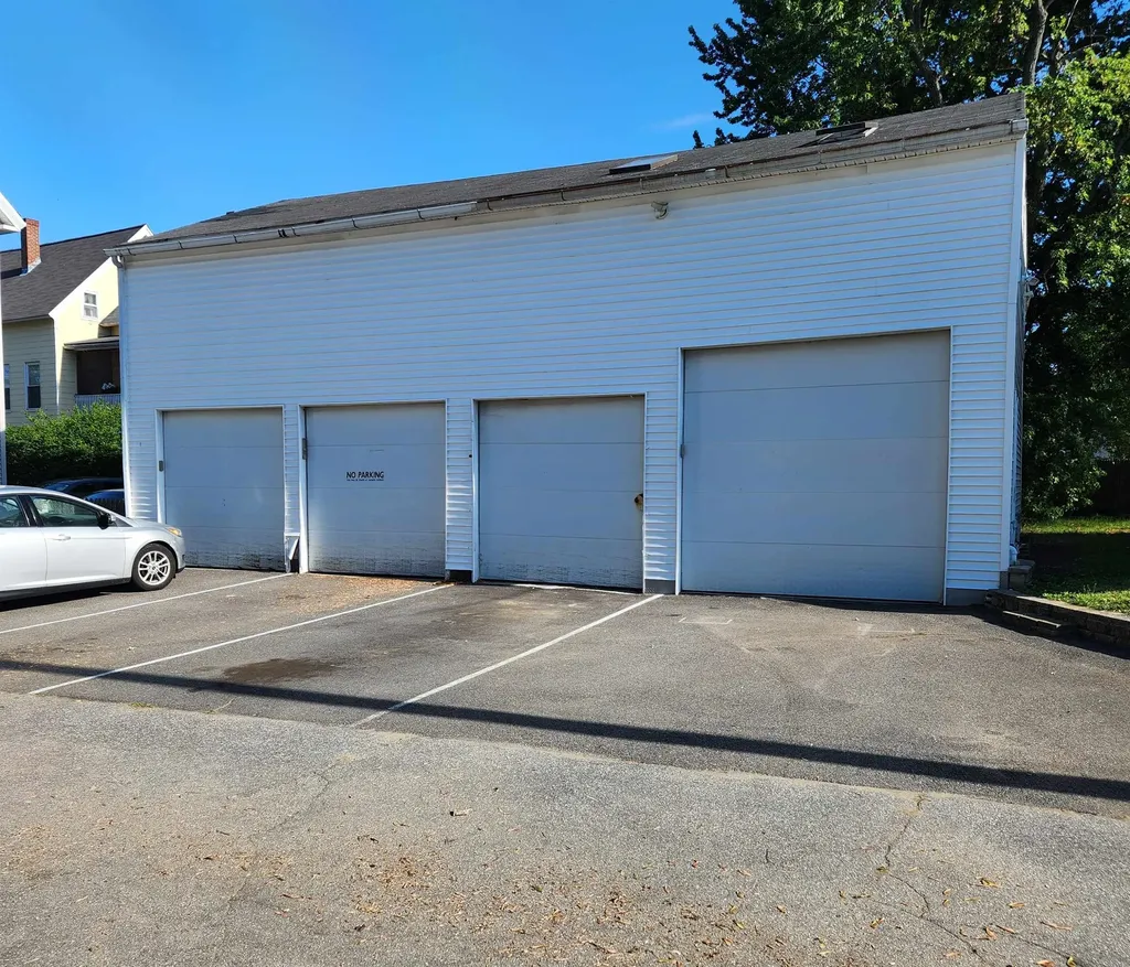 3 Mcilvin Street Manchester NH 03103