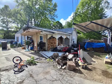 17 Pawtucket Avenue Claremont NH 03743