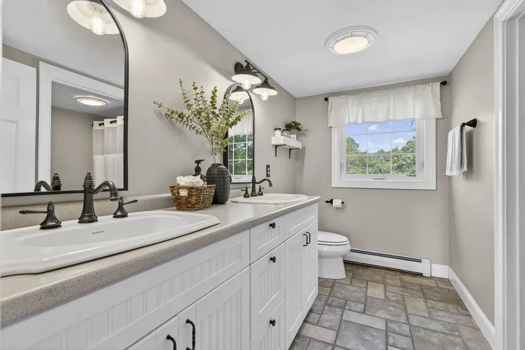 376 Main Street Hopkinton NH 03229