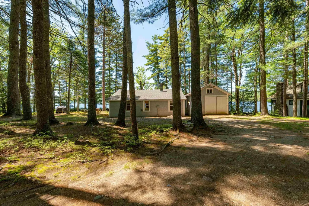 33 Oak Avenue Effingham NH 03882