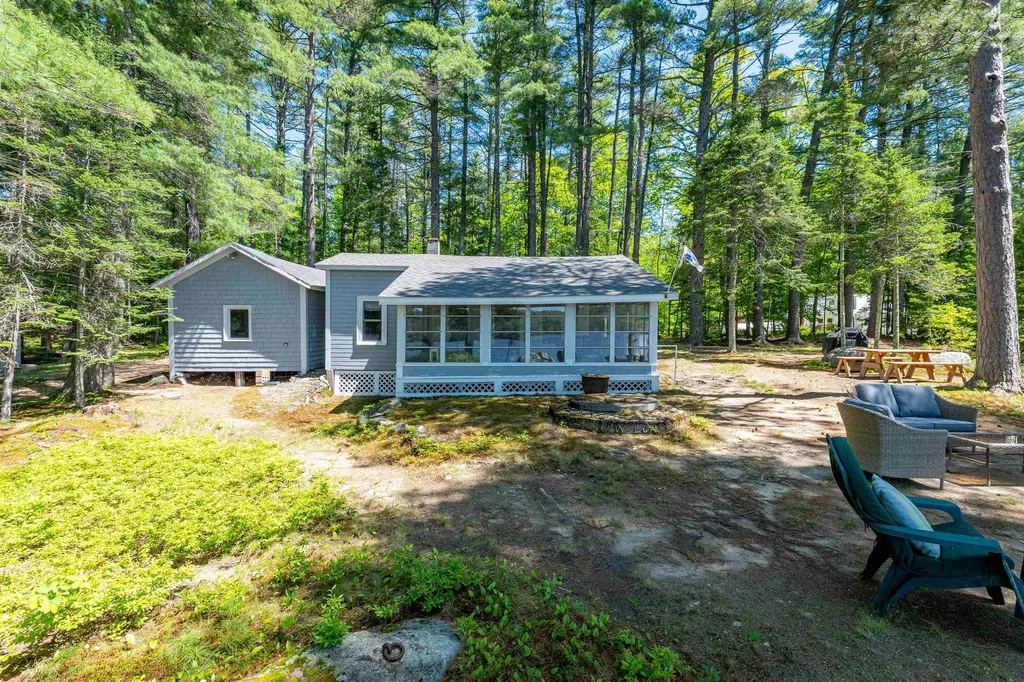 33 Oak Avenue Effingham NH 03882