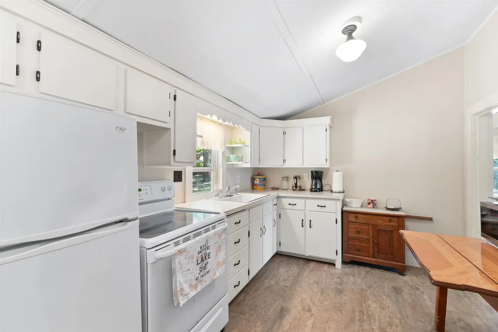 33 Oak Avenue Effingham NH 03882
