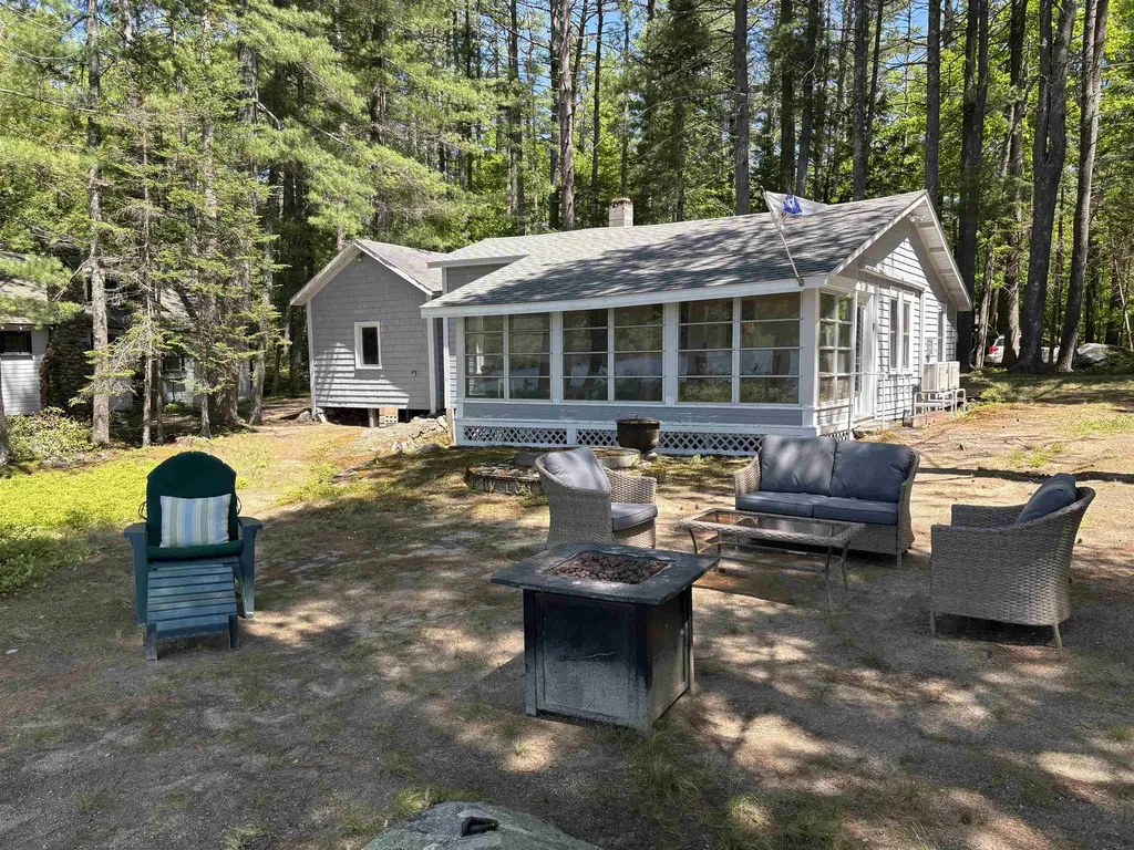 33 Oak Avenue Effingham NH 03882
