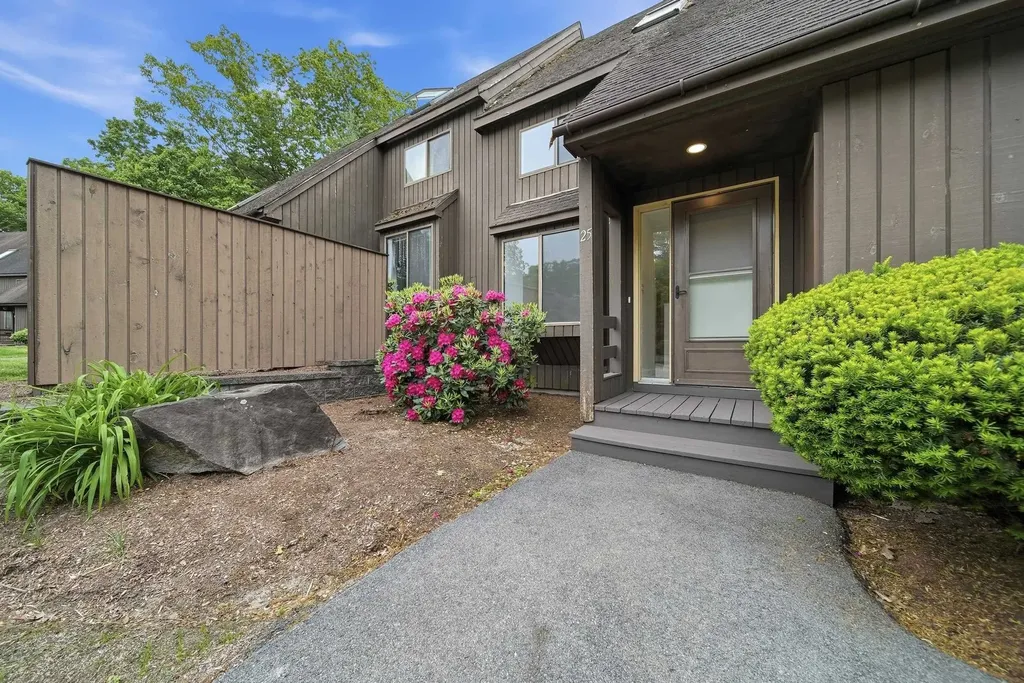 25 Silverton Drive Nashua NH 03062