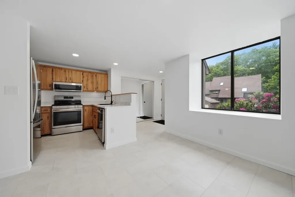 25 Silverton Drive Nashua NH 03062