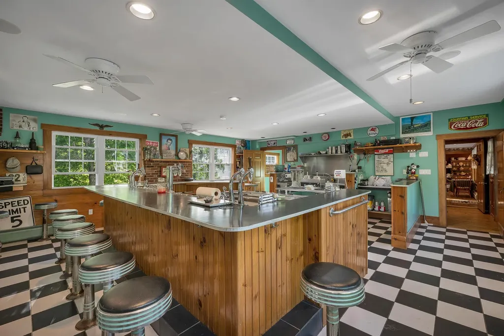 2384 White Mountain Highway Conway NH 03860