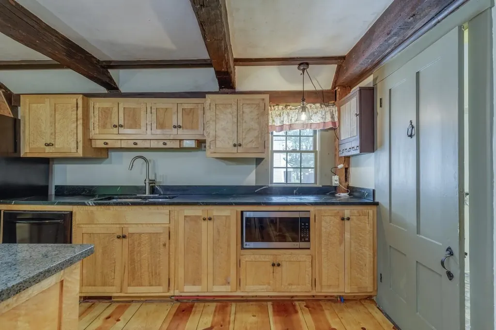 2 Raymond Road Deerfield NH 03037