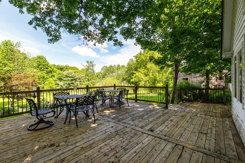 2 Raymond Road Deerfield NH 03037