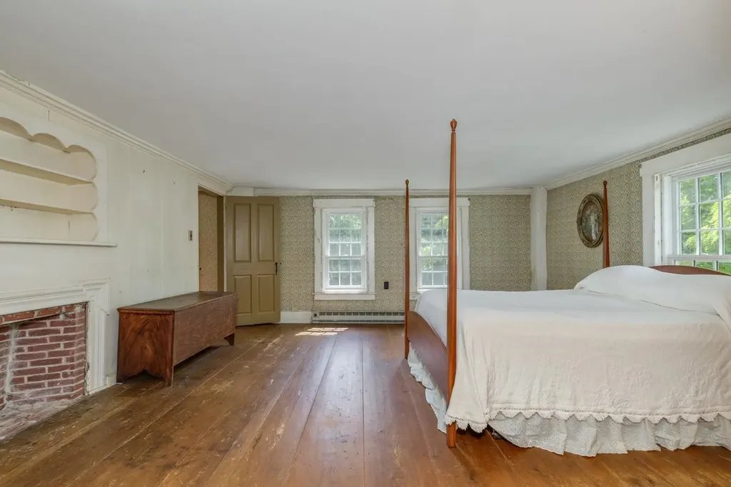 2 Raymond Road Deerfield NH 03037