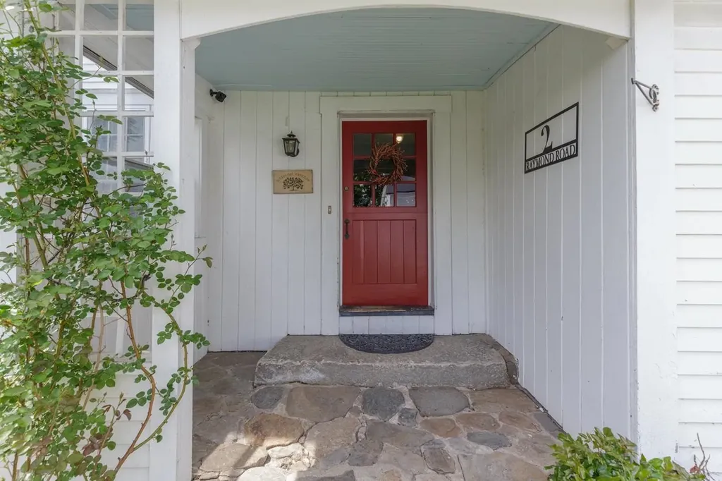 2 Raymond Road Deerfield NH 03037
