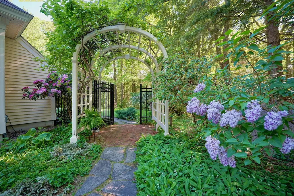 8 Ship Rock Road North Hampton NH 03862
