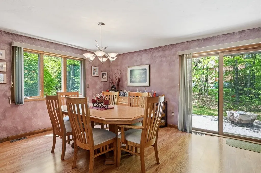 8 Seasons Lane Londonderry NH 03053