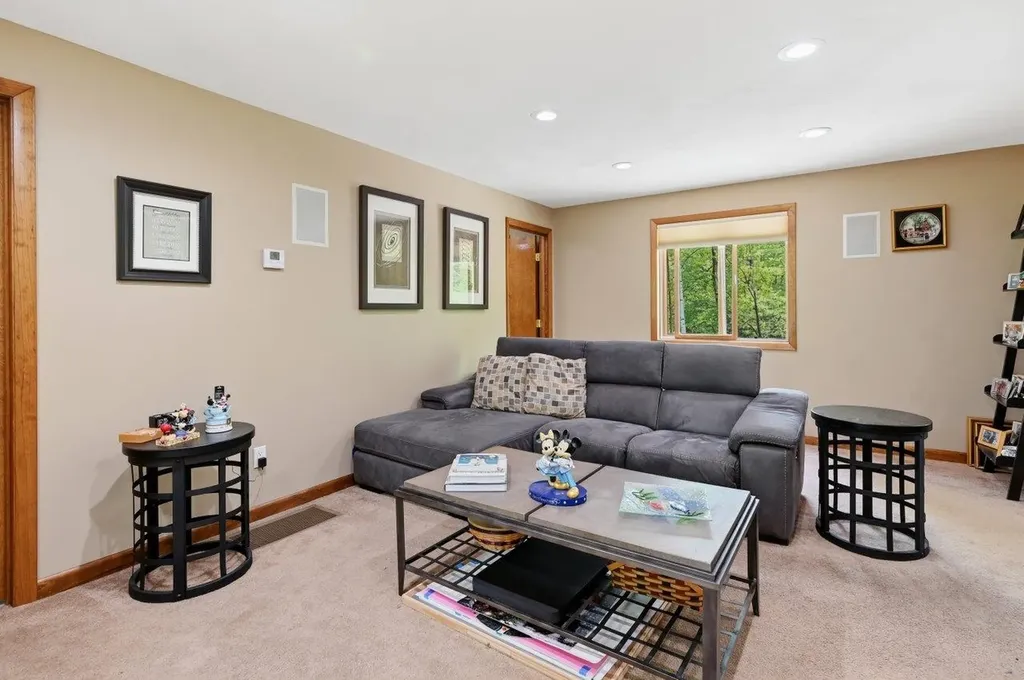 8 Seasons Lane Londonderry NH 03053