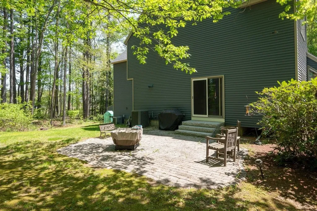 8 Seasons Lane Londonderry NH 03053