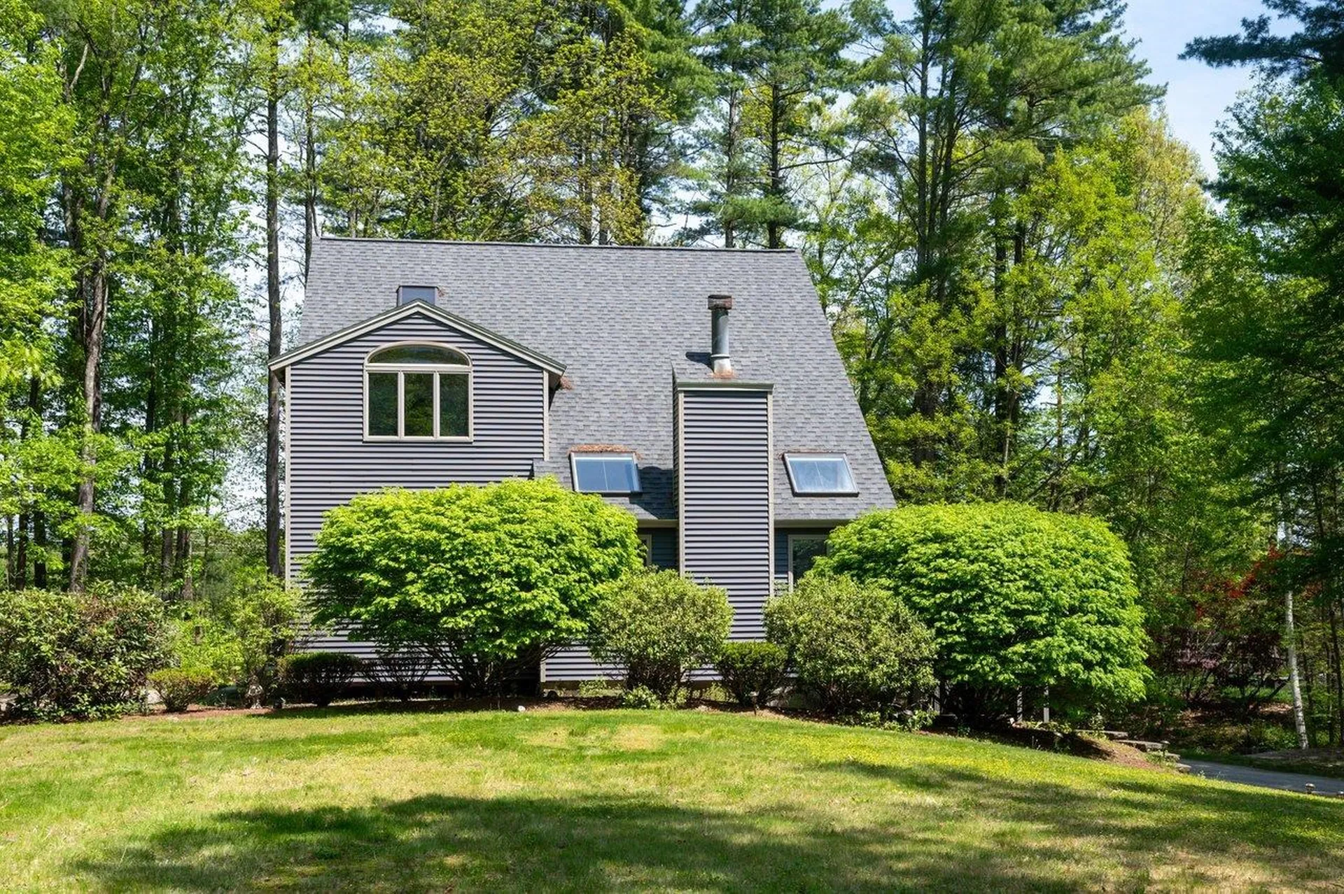 8 Seasons Lane Londonderry NH 03053