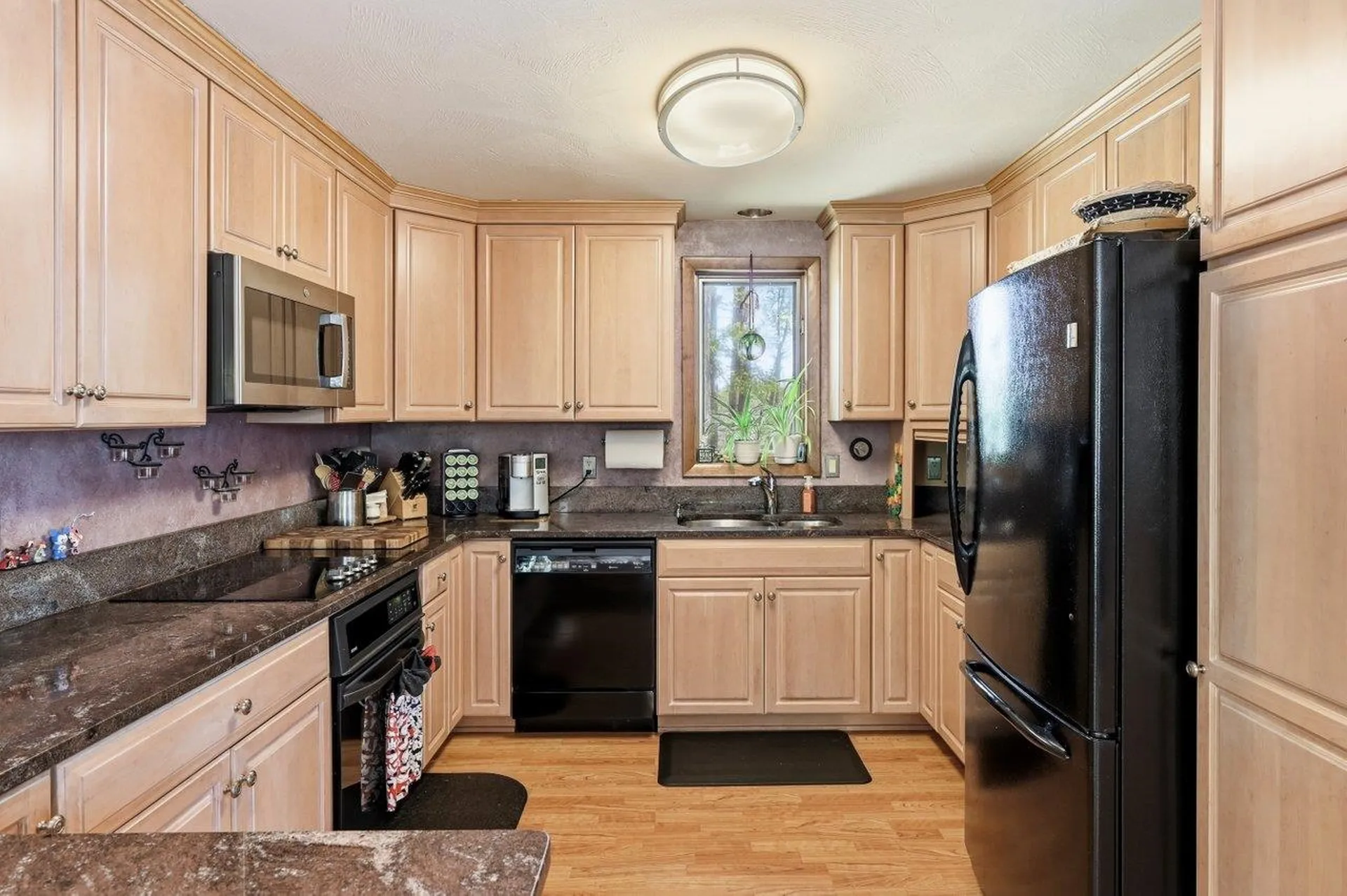 8 Seasons Lane Londonderry NH 03053