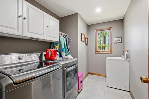 8 Seasons Lane Londonderry NH 03053