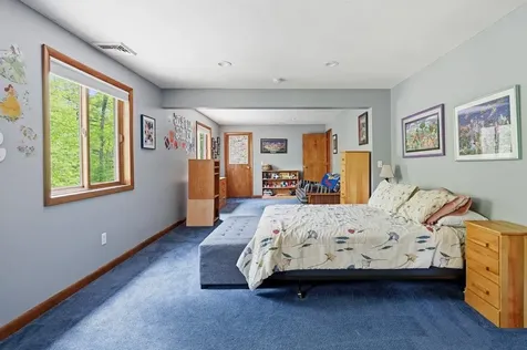8 Seasons Lane Londonderry NH 03053