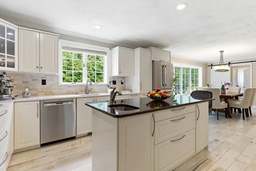4 Hunters Road Bedford NH 03110
