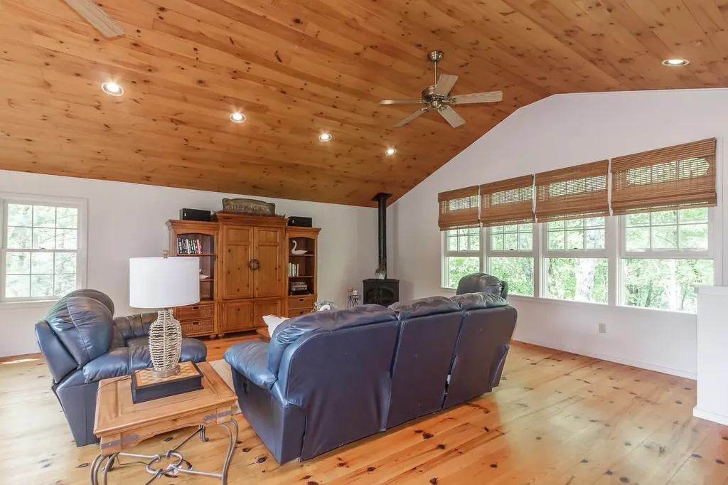 4 Leary Drive Litchfield NH 03052