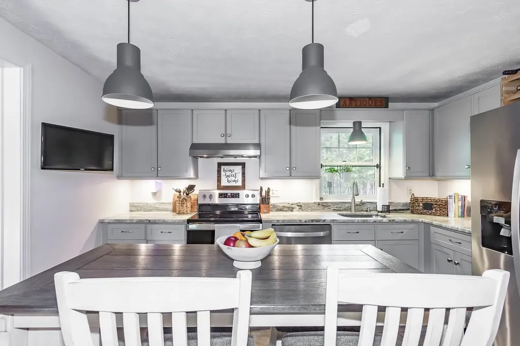4 Leary Drive Litchfield NH 03052