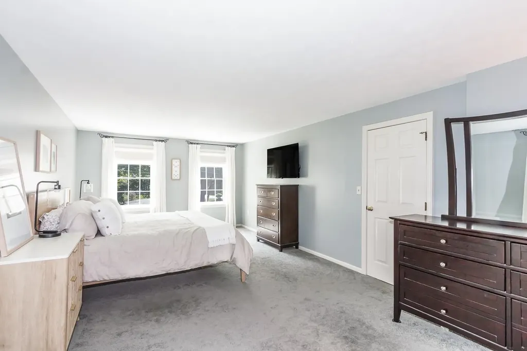 4 Leary Drive Litchfield NH 03052