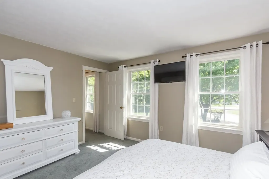 4 Leary Drive Litchfield NH 03052