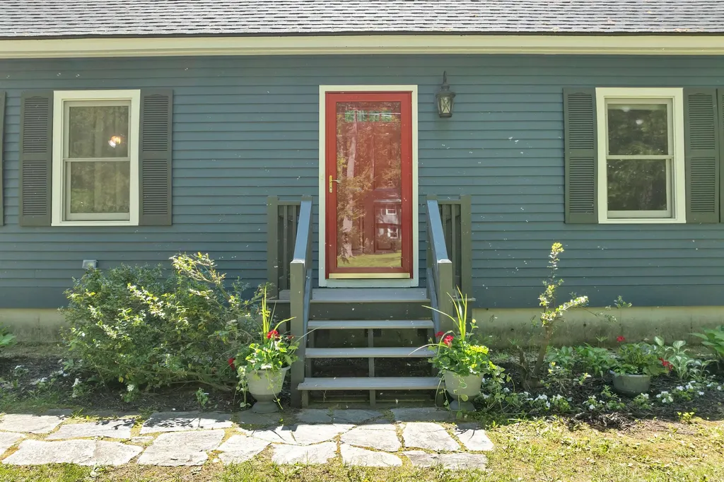 6 Percy Drive Wolfeboro NH 03894-4831