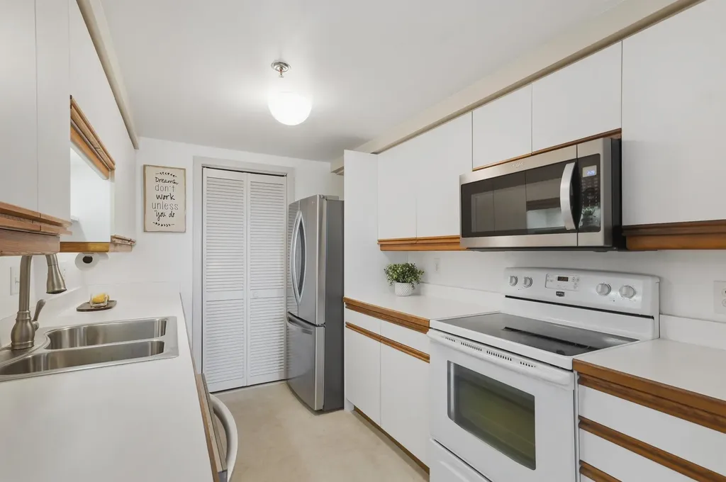 10 Mountain Laurels Drive Nashua NH 03062