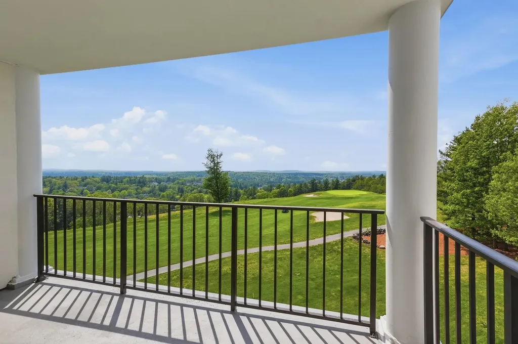 10 Mountain Laurels Drive Nashua NH 03062