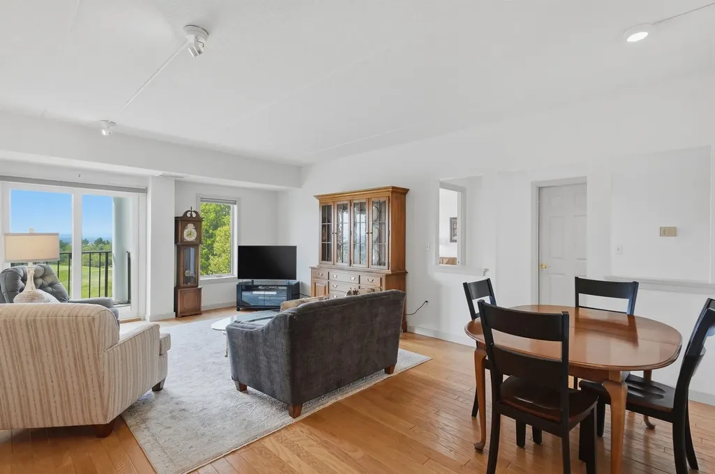 10 Mountain Laurels Drive Nashua NH 03062