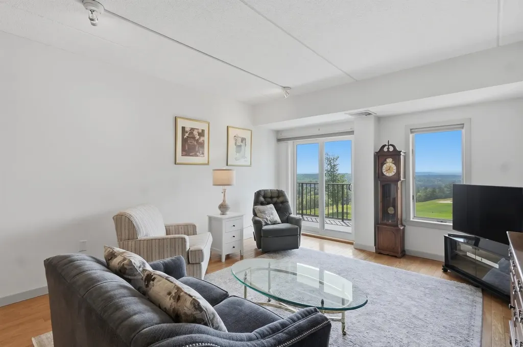 10 Mountain Laurels Drive Nashua NH 03062
